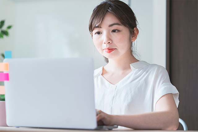 在宅勤務で自分にあわせた働き方をしている女性のイメージ写真